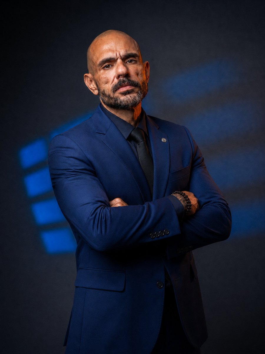 Sargento Portugal de terno azul, com os braços cruzados